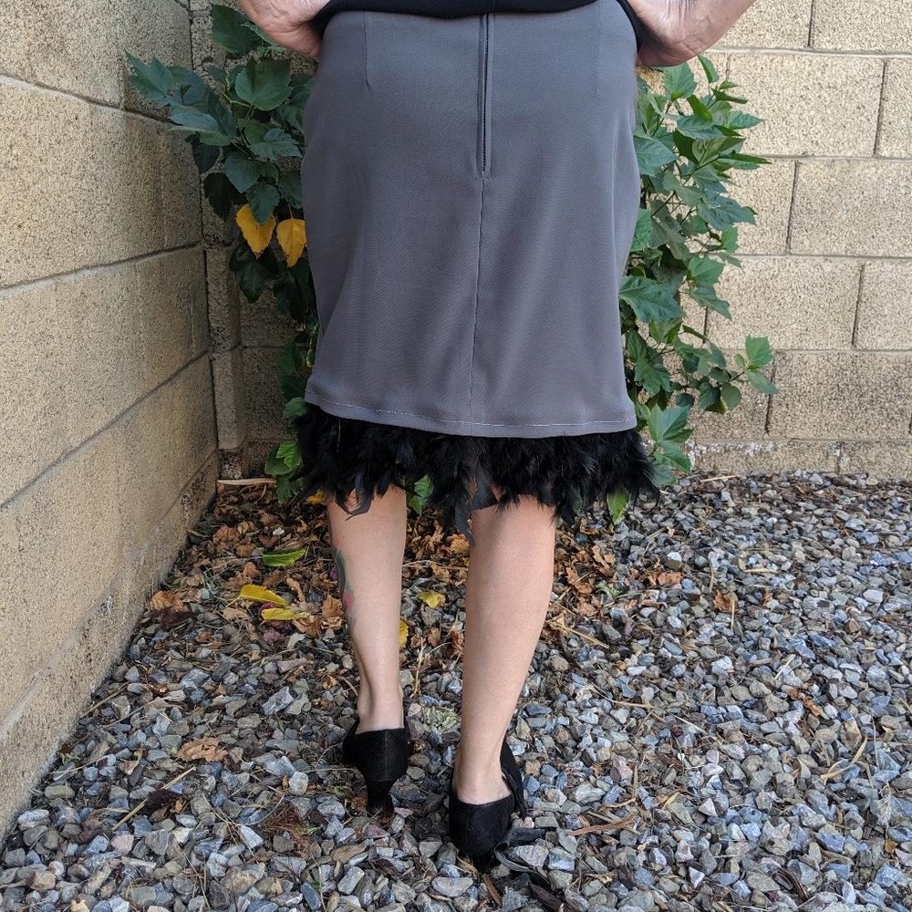 Women's feather trimmed skirt. - Picture 3 of 4